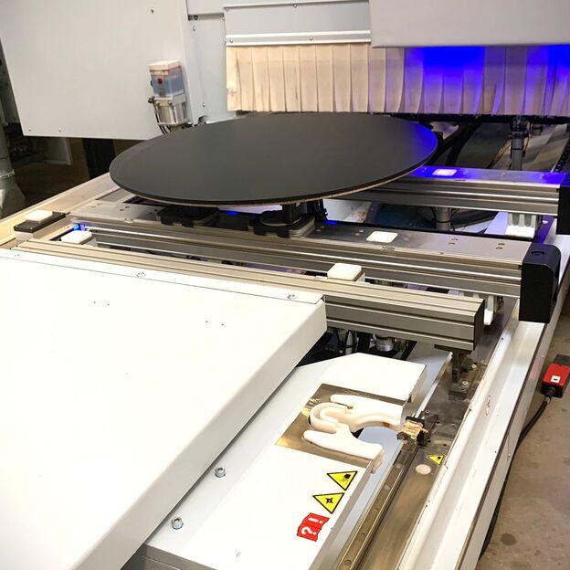 Produktion einer schwarzen Platte für ein Möbelstück nach Maß