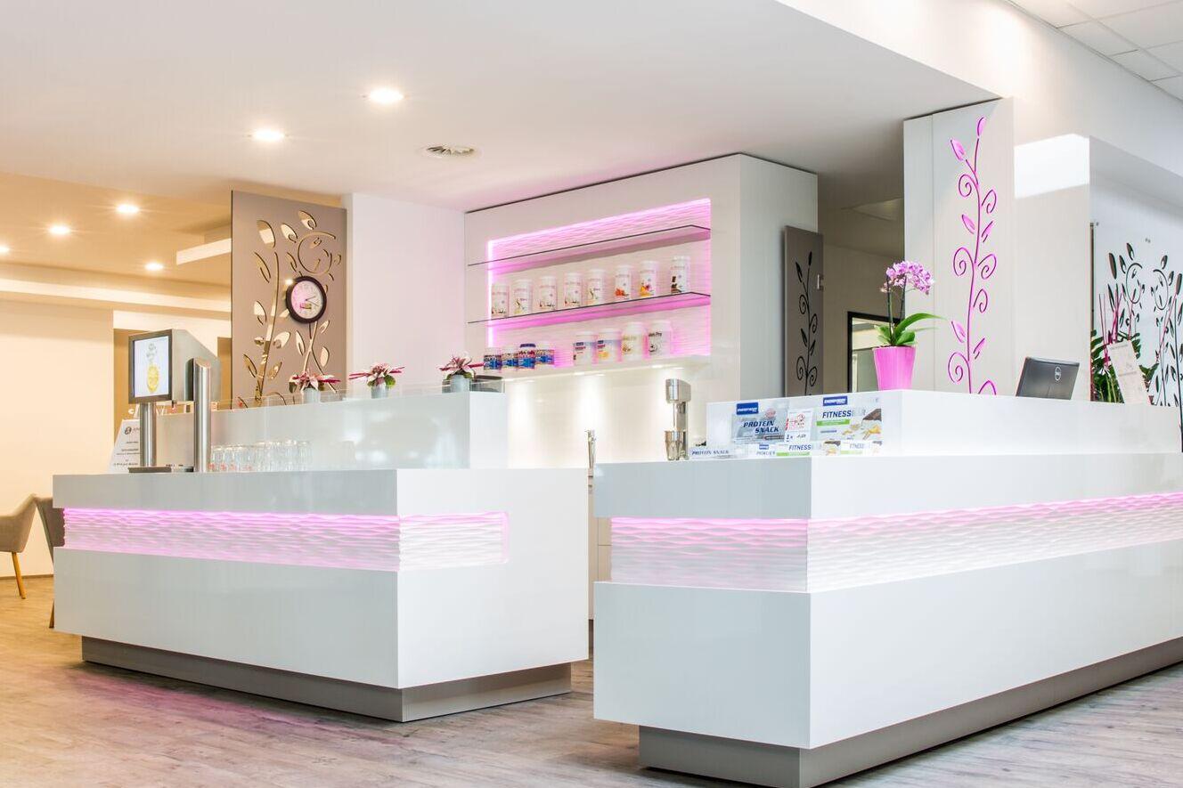 Weiße Möbel als Fitnesseinrichtung nach Maß im Eingangsbereich