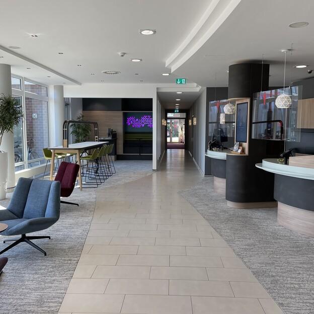 Lobby eines Hotels mit individuellen Möbeln Lobby eines Hotels mit individuellen Möbeln