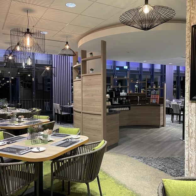 Essraum eines Hotels mit individueller Hoteleinrichtung Essraum eines Hotels mit individueller Hoteleinrichtung