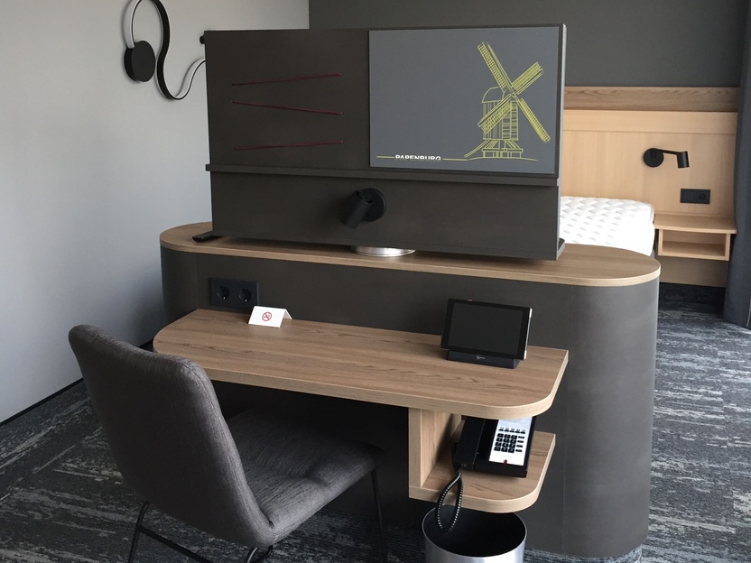 Einrichtung eines Hotelzimmers mit modernen Möbeln