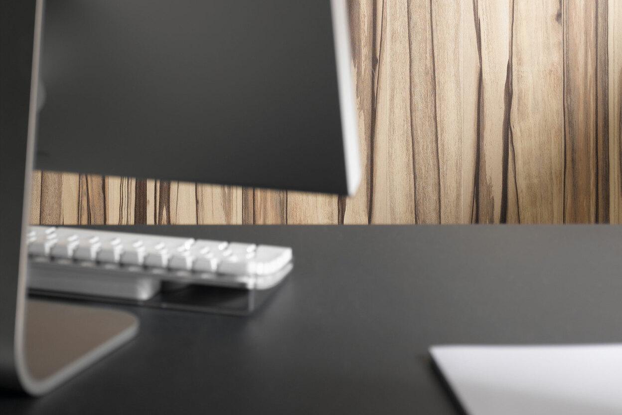 Detailaufnahme einer Hotelrezeption mit Holzhintergrund naturgemasert und Computer