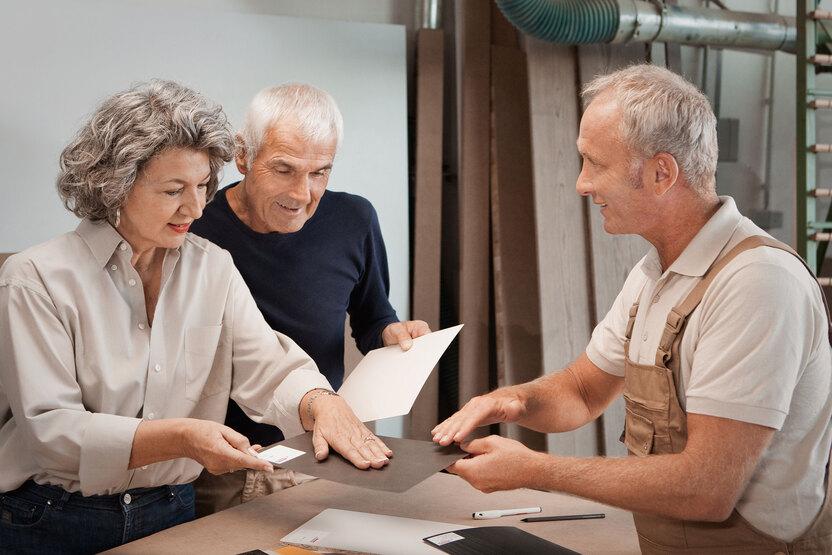 Oberflächenberatung mit fühlbarer Oberflächenstruktur durch Tischler für Eheleute