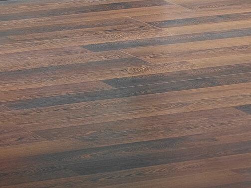 Detailaufnahme einer Regal-Schrank Kombination Detailaufnahme eines schwarz lackierten Bücherregals in Kombination mit quadratischen Holztüren für geschlossene Regalseite.