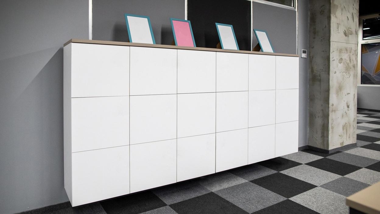 Große weiße Kommode zum aufhängen