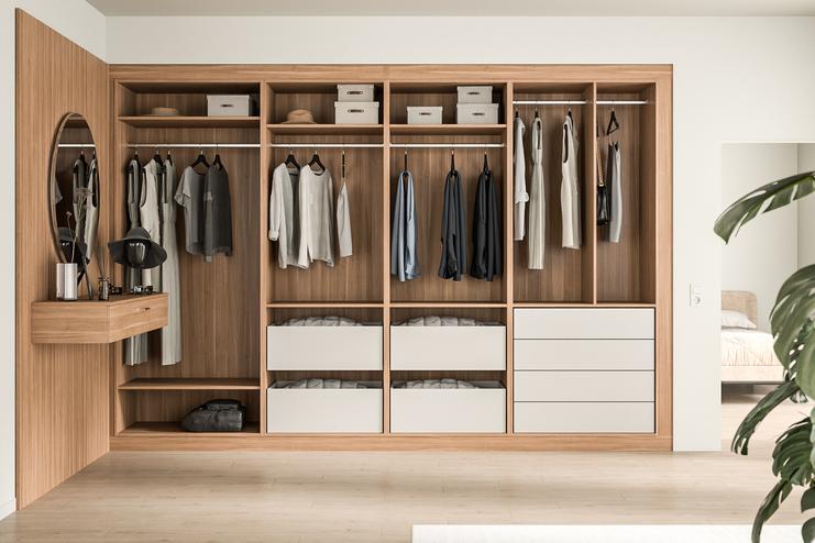 Maßgeschneiderter Kleiderschrank aus Holz mit Spiegel und Schminktisch, weißen Schubladen und vielseitigen Aufbewahrungsfächern.
