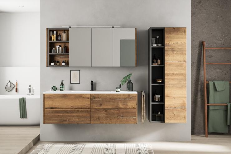 Individuell gestaltetes Bad mit rustikalem Holzwaschtisch, eingebauten Spiegelschränken und einer harmonischen Kombination aus Naturmaterialien und modernen Formen.