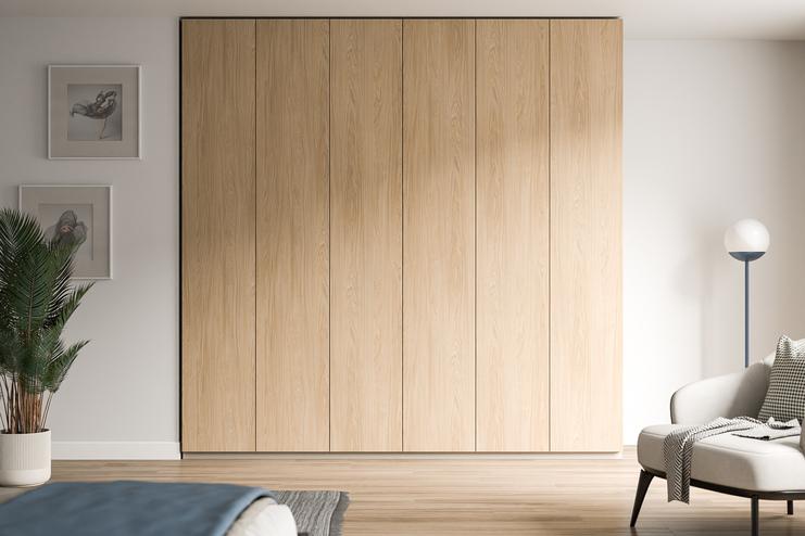 Großer, maßangefertigter Schrank mit natürlicher Holzmaserung in einem eleganten Schlafzimmer, minimalistisch im Design.
