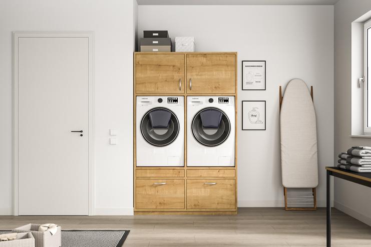 Ein funktionaler Schrank nach Maß aus hellem Holz, angepasst an Waschmaschinen, mit praktischen Schubladen und Fächern darüber.