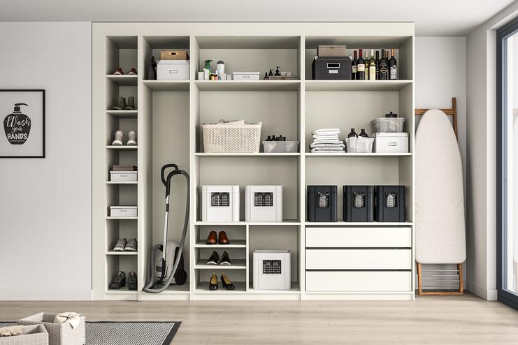 Maßgeschneiderter Aufbewahrungsschrank im Wirtschaftsraum. Ein maßgefertigter, offener Schrank in Cremeweiß bietet vielseitigen Stauraum mit Regalen, Schubladen und speziellen Fächern für Haushaltsgegenstände.